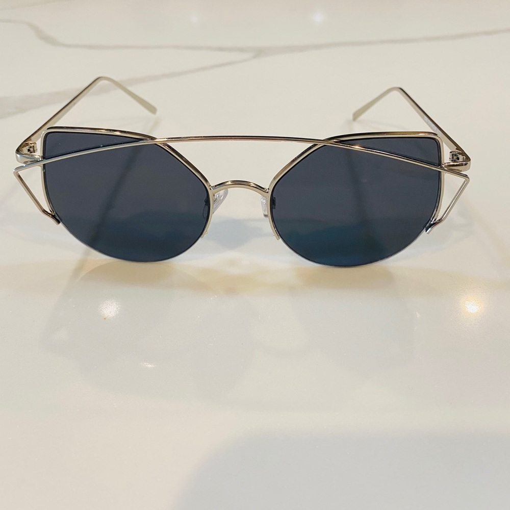 Trending Sunglasses - Picture 5 of 8